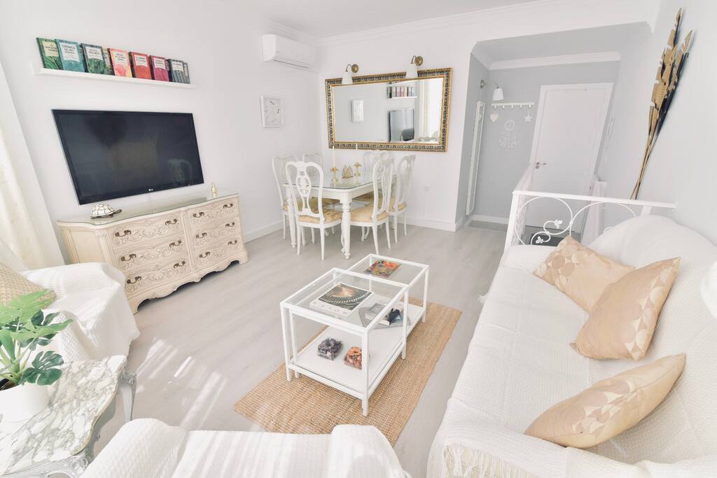 Romantic and modern full equipped Living Room. Air conditioning/heater, 47" LG TV with international channels, Free WIFI...