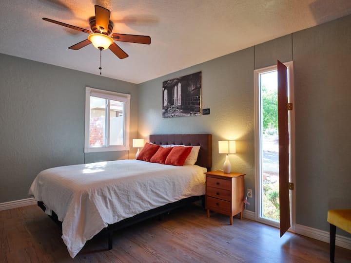 楼上卧室标准双人床# 2一楼 