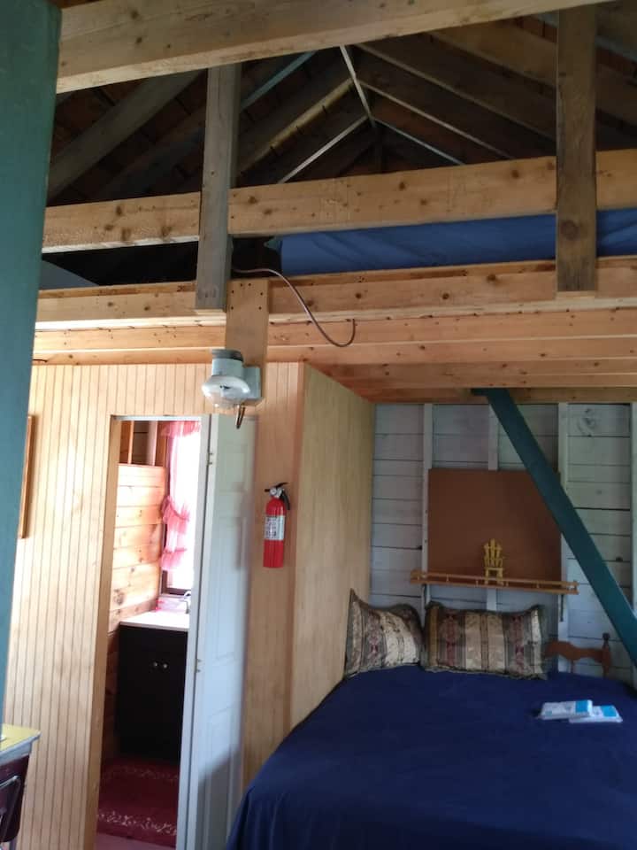 Loft piccolo con due materassi singoli (non sono inclusi lenzuola o cuscini)