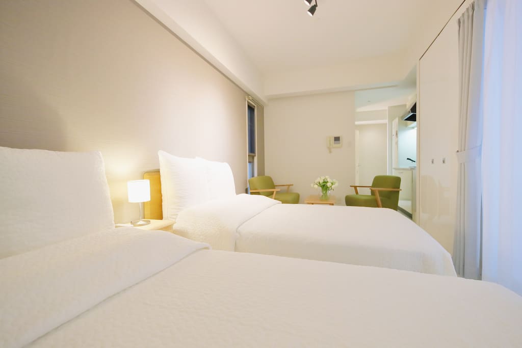 広々ダブルベッド
Double bed in spacious room.
宽敞的双人床