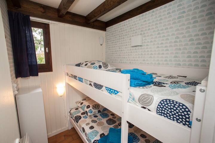 เตียงสองชั้นในห้องนอน 90