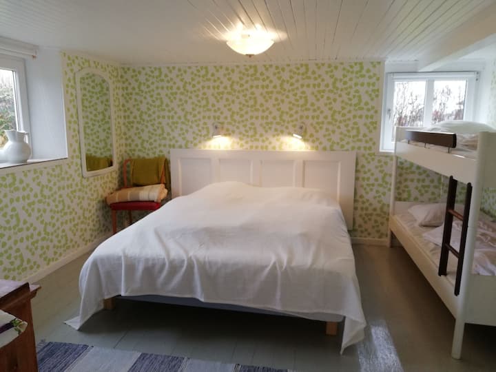 Საძინებელი (4) დაბლა, ბევრი განათებით. Ერთი ორადგილიანი საწოლი 160 სმ და ერთი სართული 75 სმ (შესაფერისია ბავშვებისთვის)