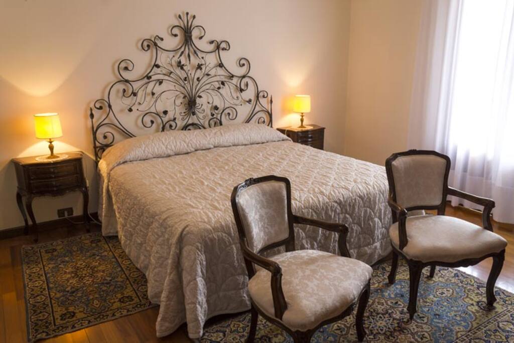 Camera da letto con due terrazze