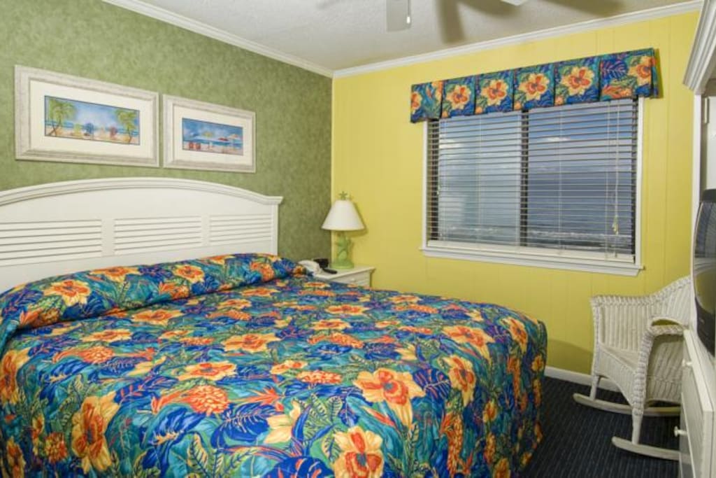 Master Suite - King
Ocean Views