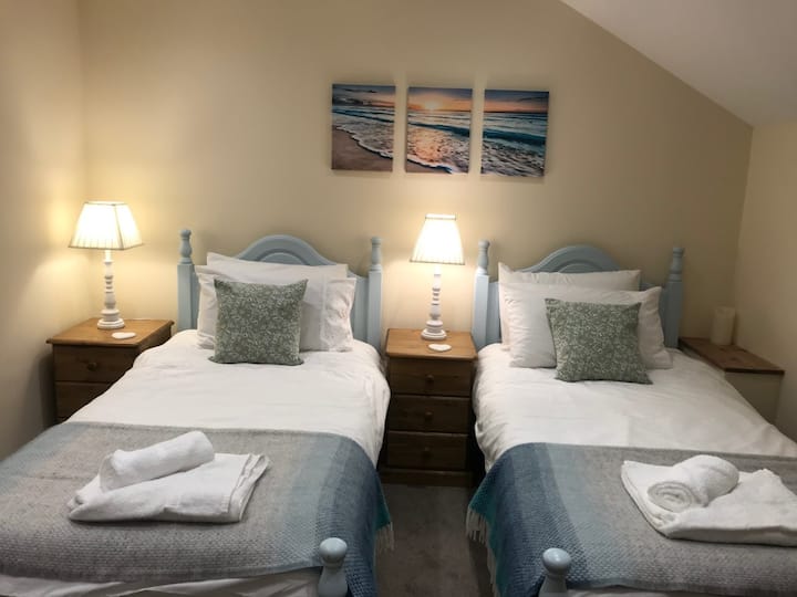 Comfortable twin room with bathroom ensuite