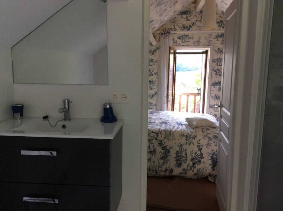 Salle de bains et la chambre avec lit 2 places