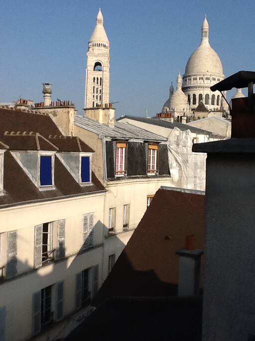 vue que le SACRE CŒUR
la rue est piétonne et mène place du Tertre