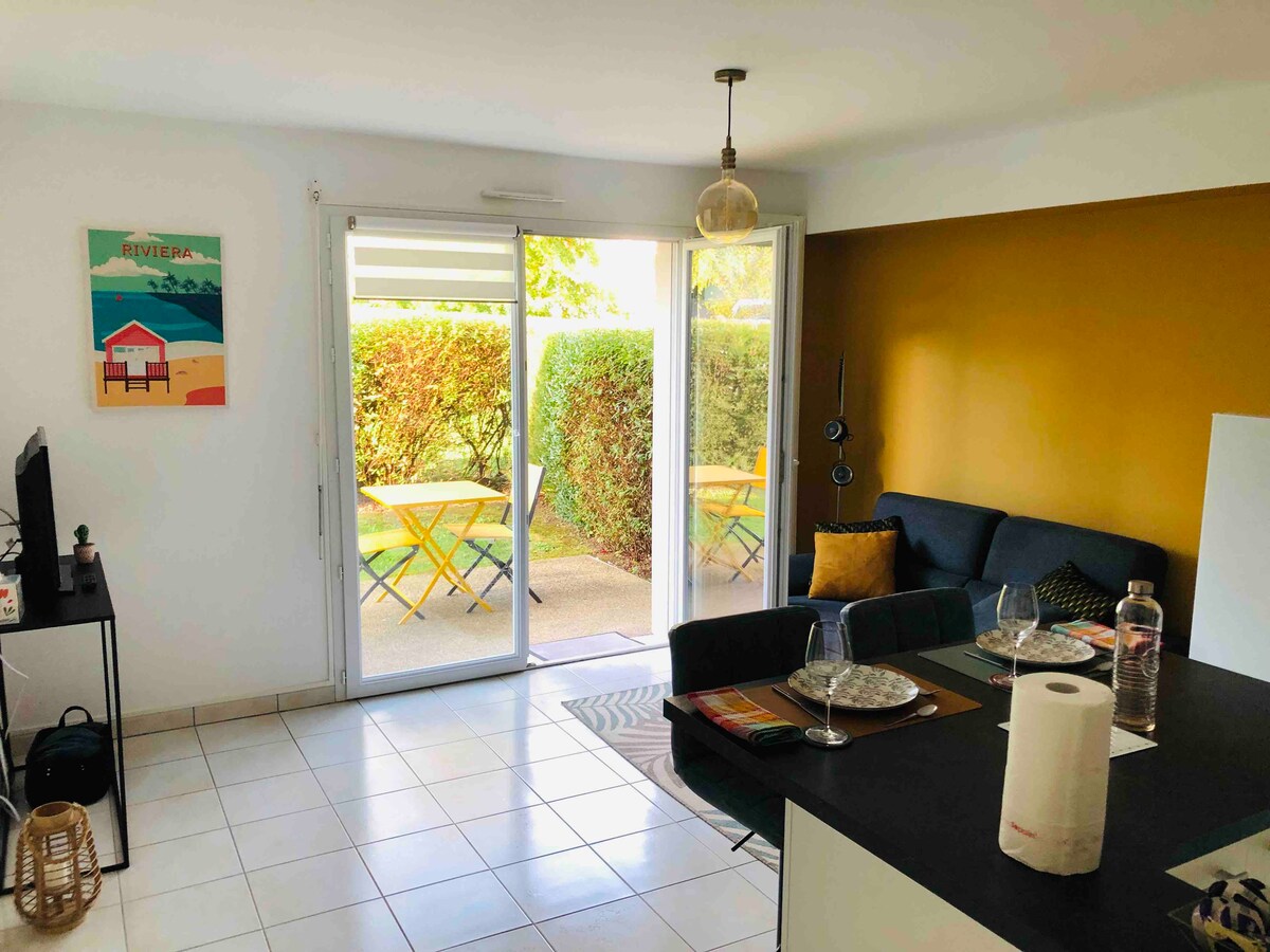 Top performing Airbnb: Apartment with a garden close to the beaches. in Fouesnant