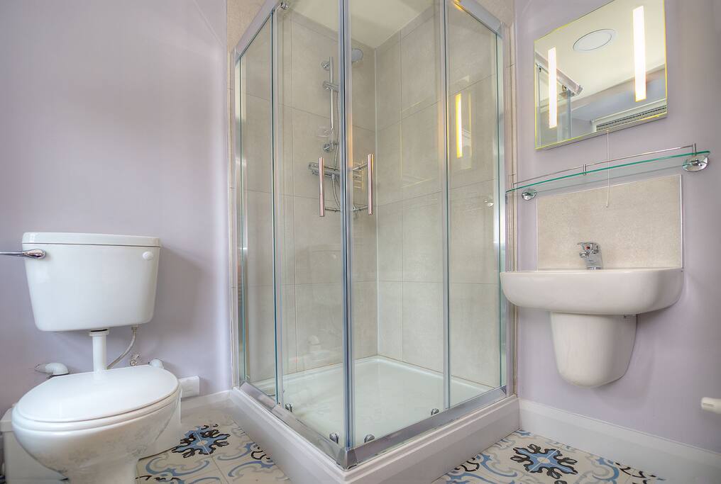 Room 1 bathroom