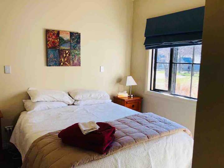 Креветот може да се претвори во брачен кревет или два поединечни кревета на барање (иста соба со два синглови на претходната фотографија)