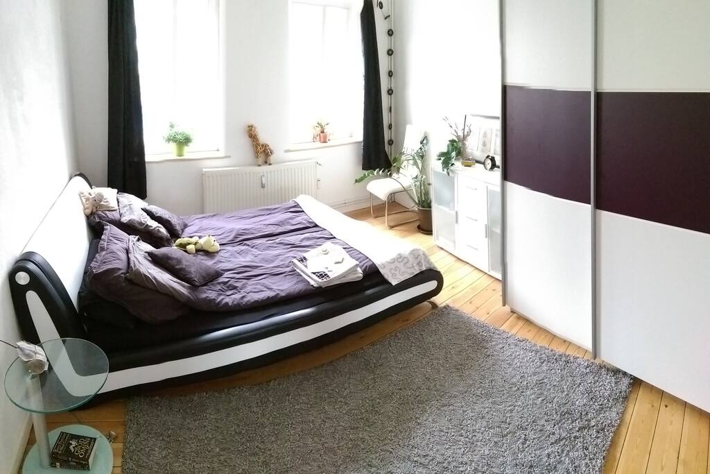 euer Zimmer, mit einem großen Doppelbett augestattet