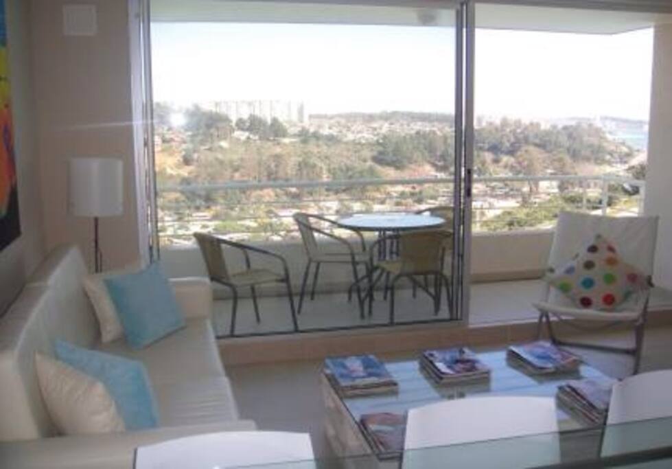 Decoración moderna con vista al mar luminoso