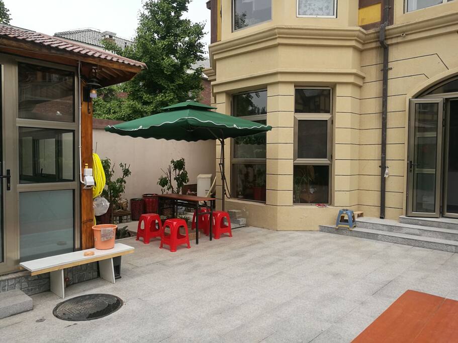 院内可泡温泉和烧烤