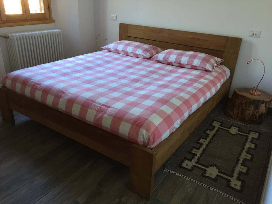 Letto matrimoniale con vista sulla piscina