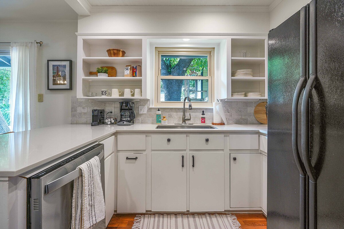 Sunny SoCo House: Explore Austin with Ease!