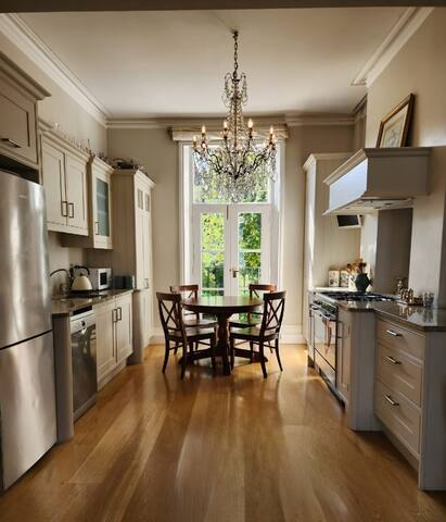 Chelsea & Kensington Townhouse with Roof Terrace gallery image 3