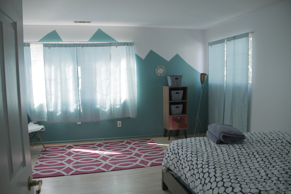 「山峰客房」2号卧室-标准双人床，附带卫生间 