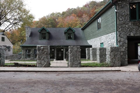 Buffalo Mountain Mountain Retreat in Williamson