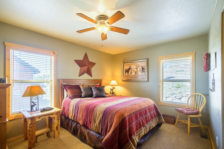 Une autre chambre ensoleillée. Lit queen size avec matelas à surmatelas. (Chambre n °3 - niveau principal)