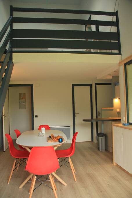 Duplex: Salle à manger en bas, salon en mezzanine