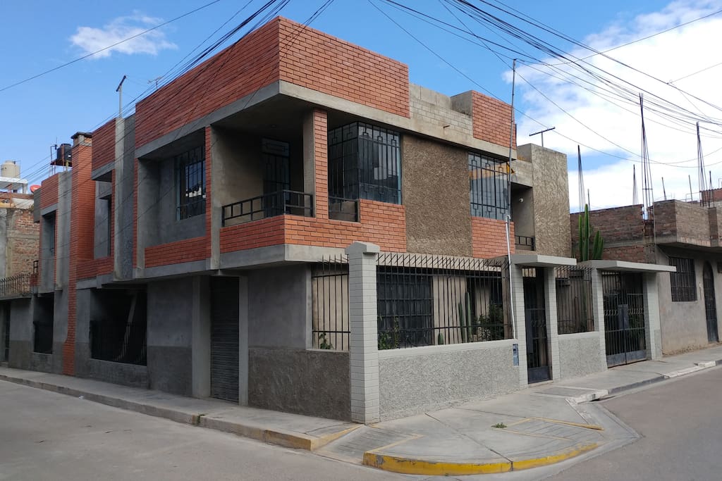 Vista de la casa ubicado en una esquina