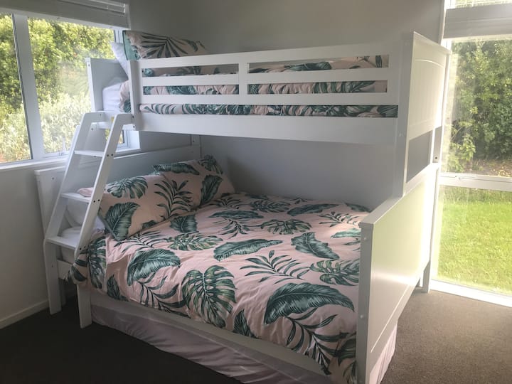 房子2 ：双层房。 标准双人床底部和加大双人床单人