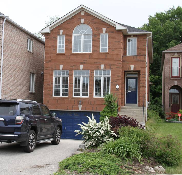 Modern bright and airy home in quiet neighbourhood with parking for 3-4 cars