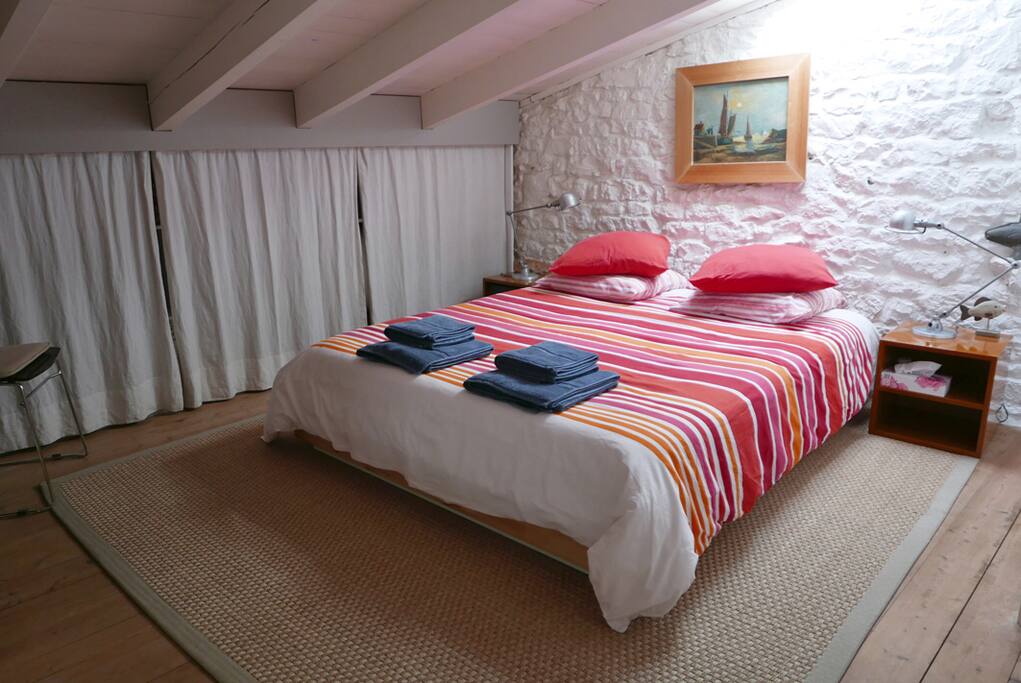 La chambre avec son lit de 160...