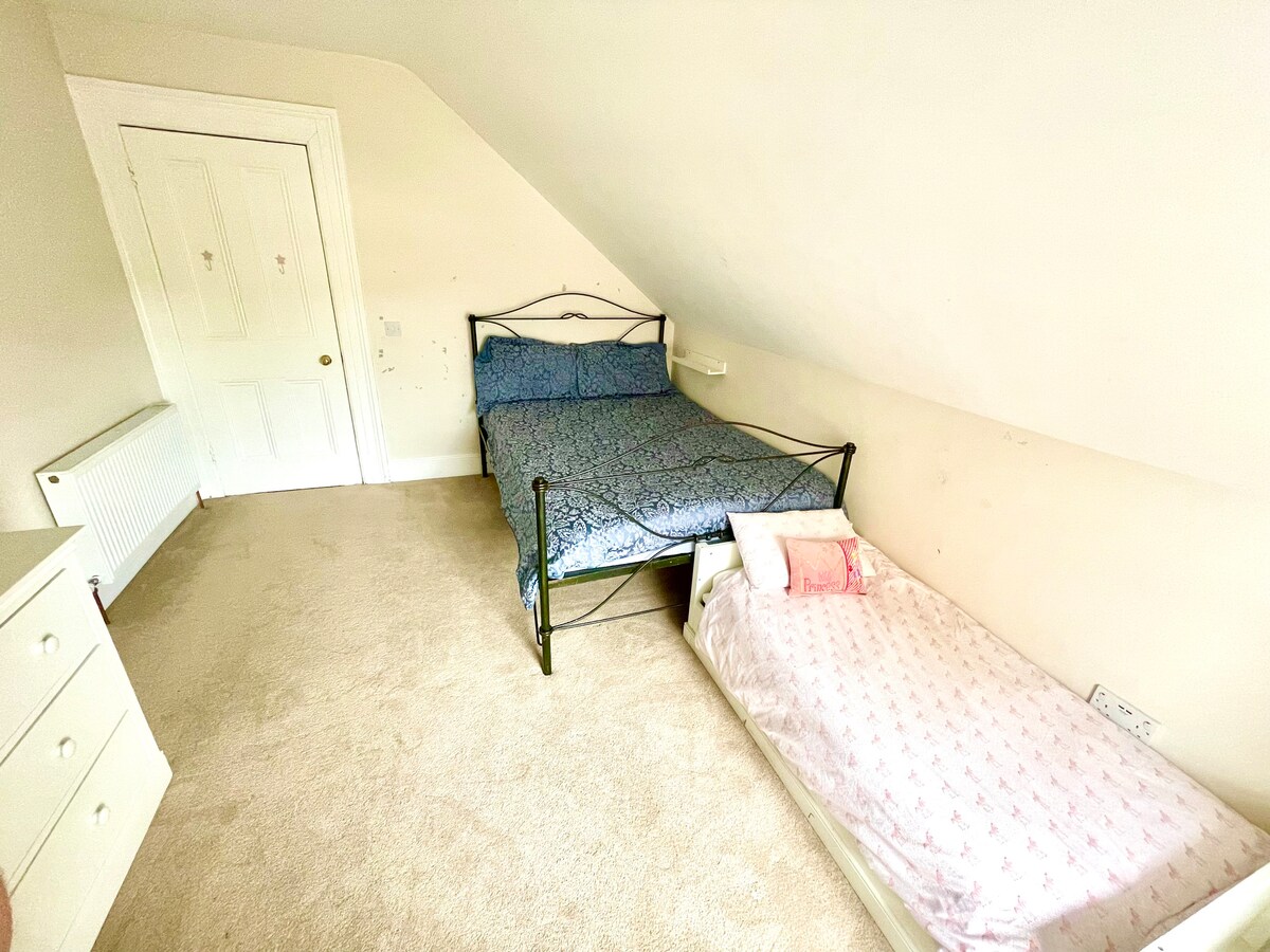 双人床、幼儿床、衣柜 