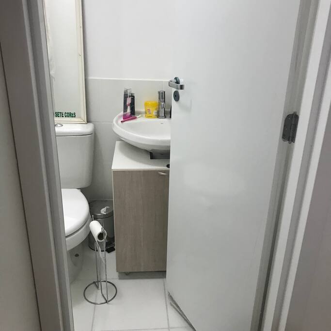 Banheiro fica em frente ao quarto e geralmente só é utilizado pelo hóspede ou eventualmente uma visita.