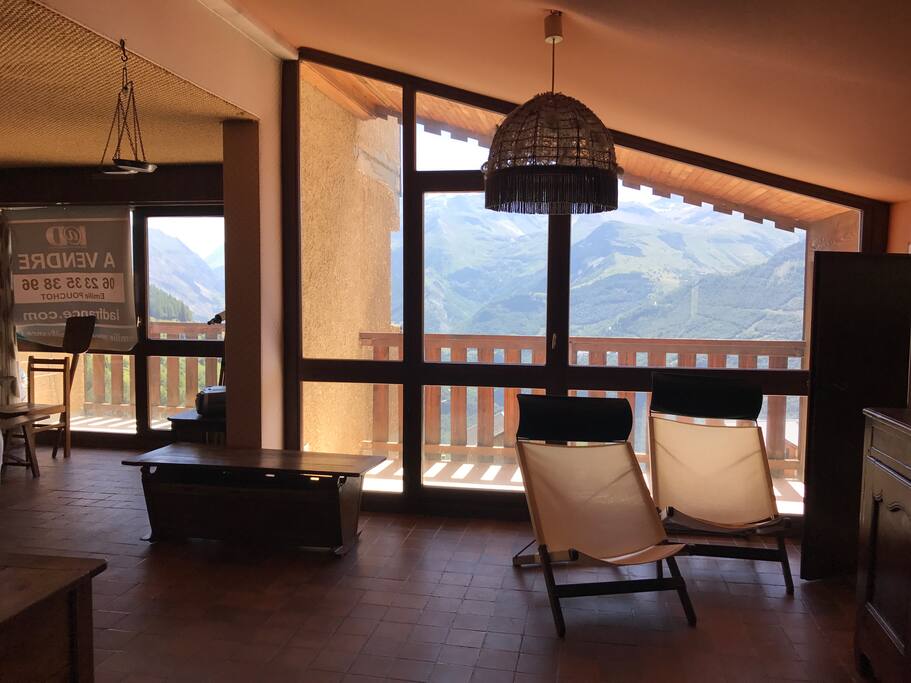 Coin salon avec une première terrasse
