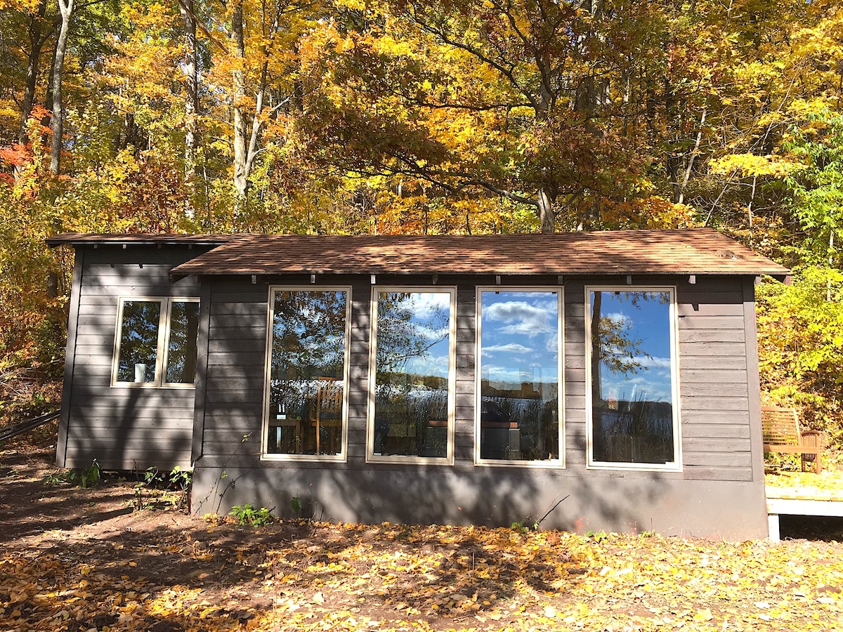 Šarmantna kuća na brodu udaljena je samo nekoliko metara od vode i niz brdo od brvnare.