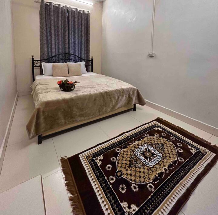 Spálňa č. 2 s vlastnou kúpeľňou č. 2 s vlastnou kúpeľňou č. 2 je vybavená inteligentnými ventilátormi (BLDC Motors a diaľkovo ovládané diaľkové ovládanie)