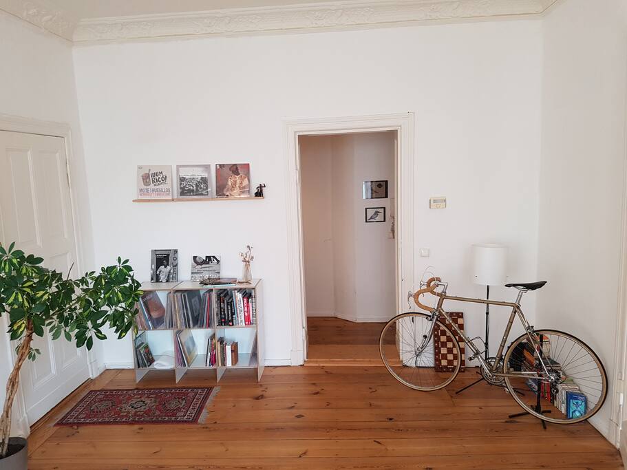 Spacious livingroom.