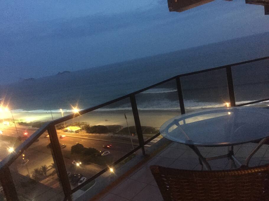 Momento relax na varanda frente ao mar .