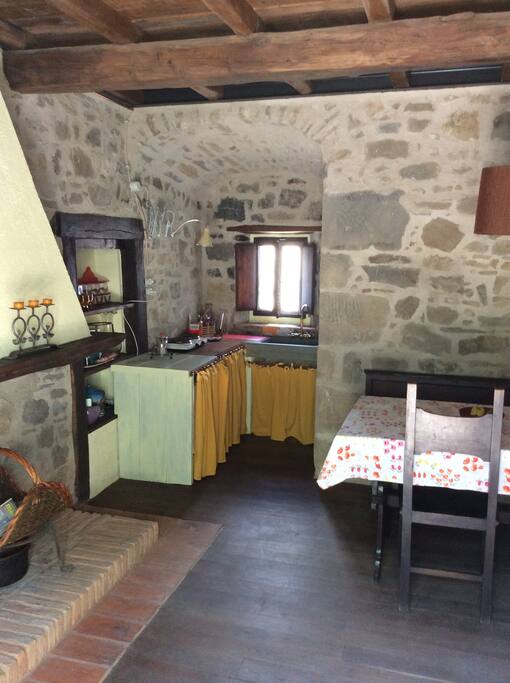 Angolo cottura con lavabo in pietra