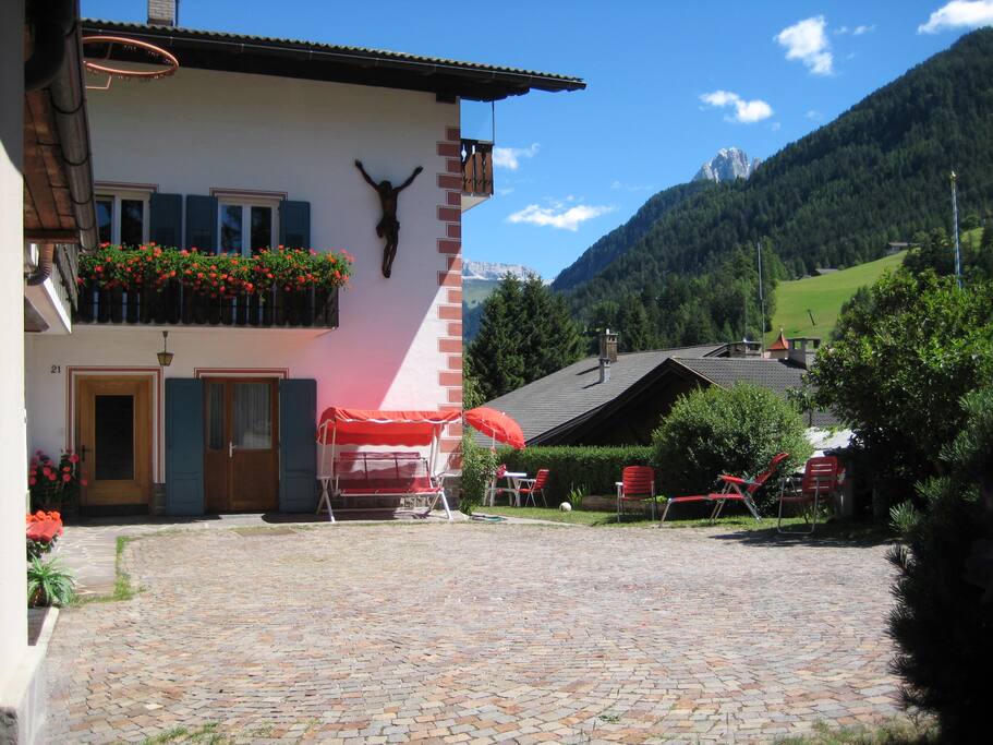 Parcheggio privato davanti alla casa.
Privater Parkplatz vor dem Haus