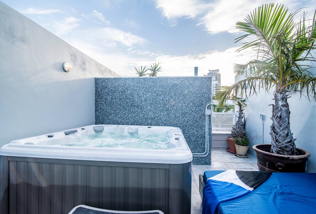New 6 person hot tub