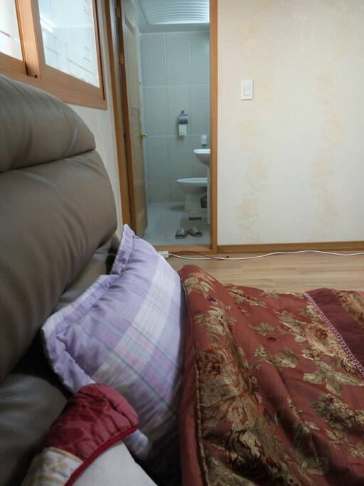 With private bathroom, Room size is 380 X 380 cm for four people's big room. Bathroom exhaust fan to repair it. No smell.