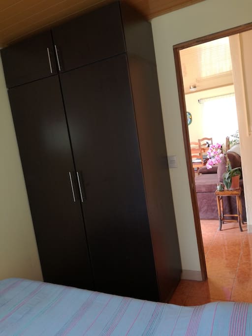 Closet disponible en el dormitorio