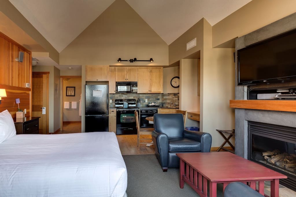 You're sure to enjoy returning to this luxurious, bright studio.