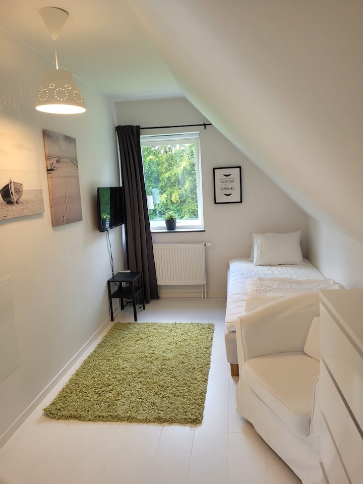 Dormitorio 5 arriba. Cama individual.