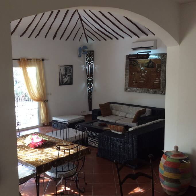 vue sur le salon / salle à manger depuis l'escalier