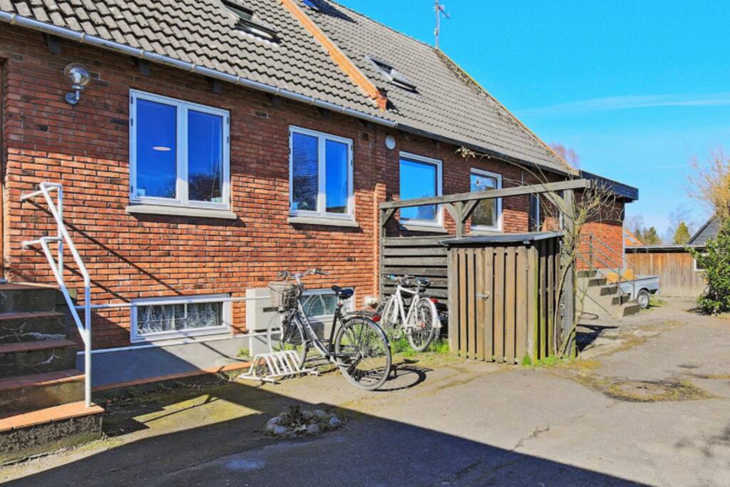 Front billede. Indgang. Seperat indgang til kælderen.