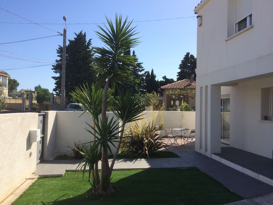Jardin devant maison avec terrasse