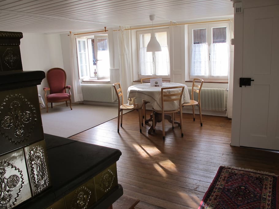 Wohnzimmer mit Esstisch
