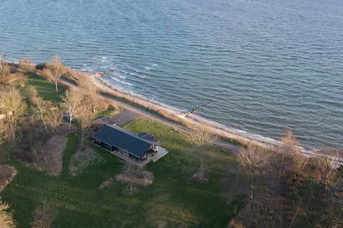 Cottage with its own beach, wilderness bath and forest