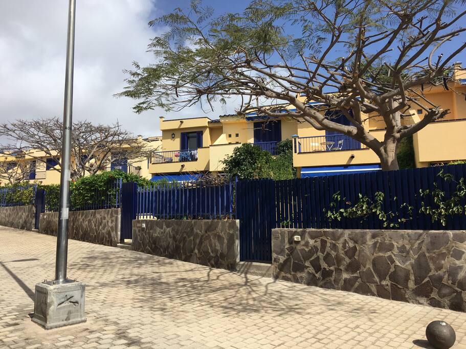 Exterior bungaló calle peatonal