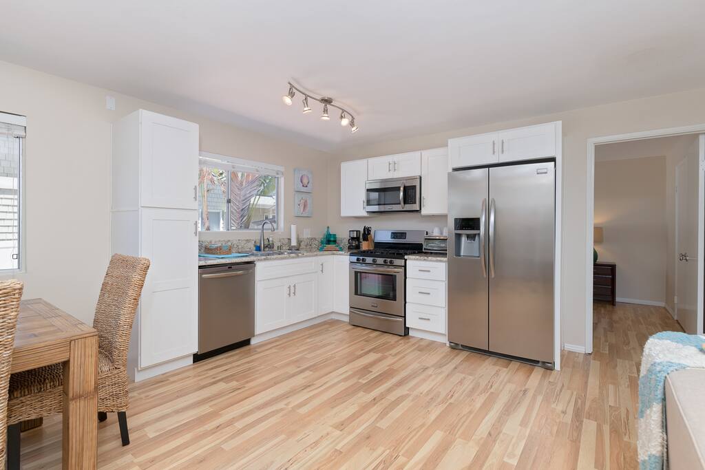 Open floor plan between kitchen, dining room and living room.