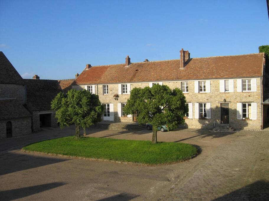 La cour principale par laquelle on accede à la chambre